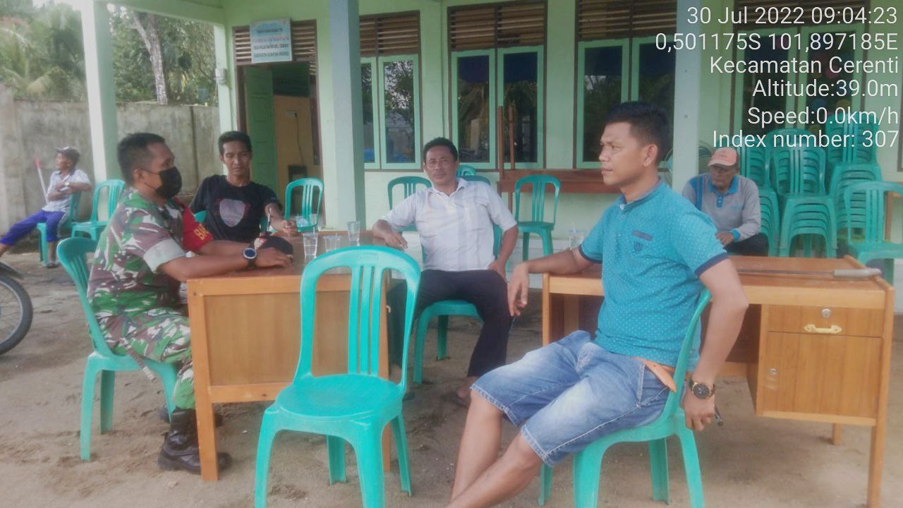 Kopda Junedi Anggota Koramil 06/Cerenti  Dim 0302/Inhu Komsos Dengan Warga Desa Pesikaian Kecamatan Cerenti