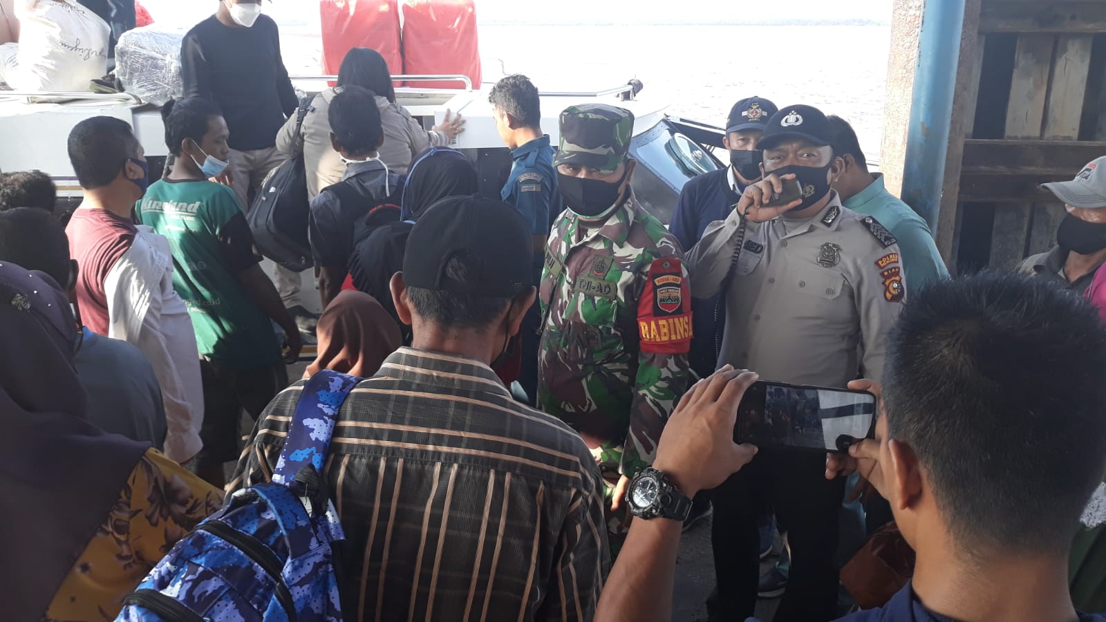 Cegah Covid-19, Polsek Kuala Kampar Imbau Masyarakat Jaga Jarak Saat Antre di Pelabuhan