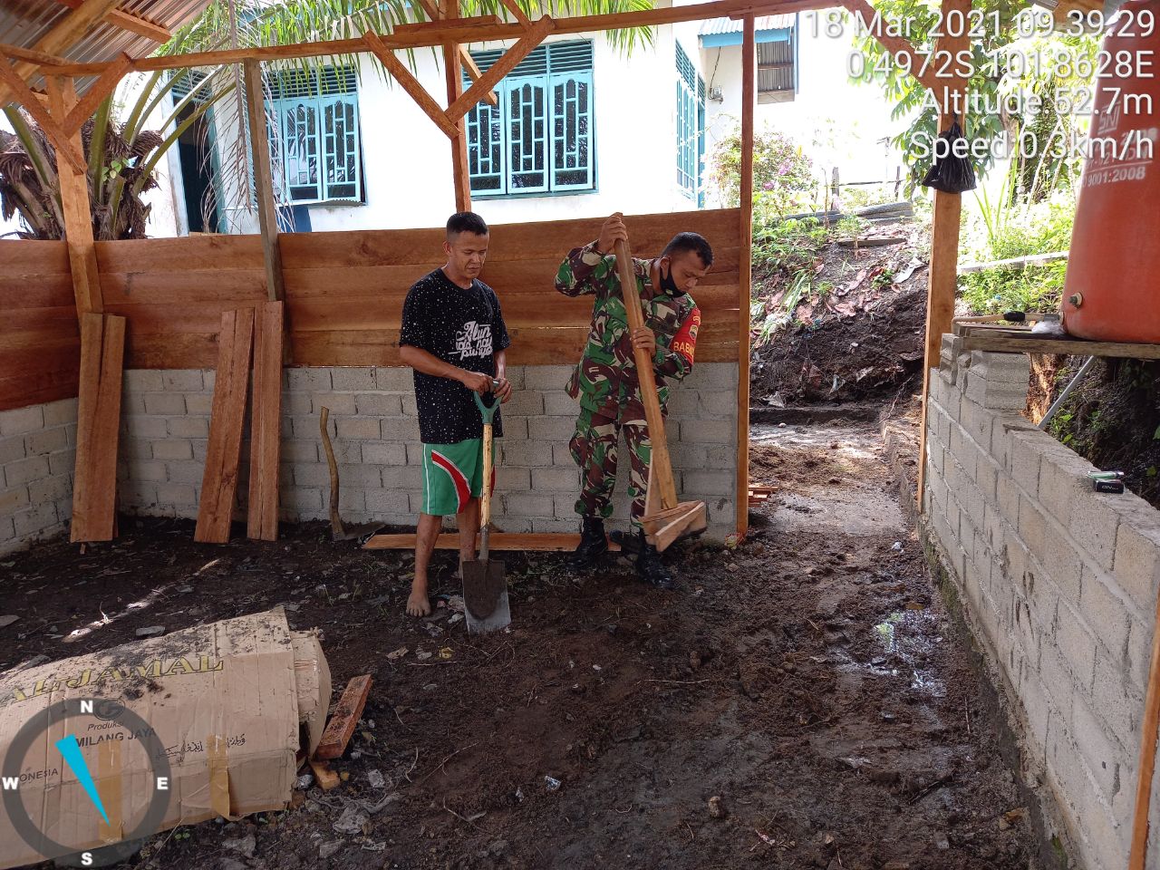 Ringankan Beban Warga, Babinsa Koramil 06/Cerenti Dim 0302/Inhu Bantu Bangun Dapur Milik Warga Desa Binaan
