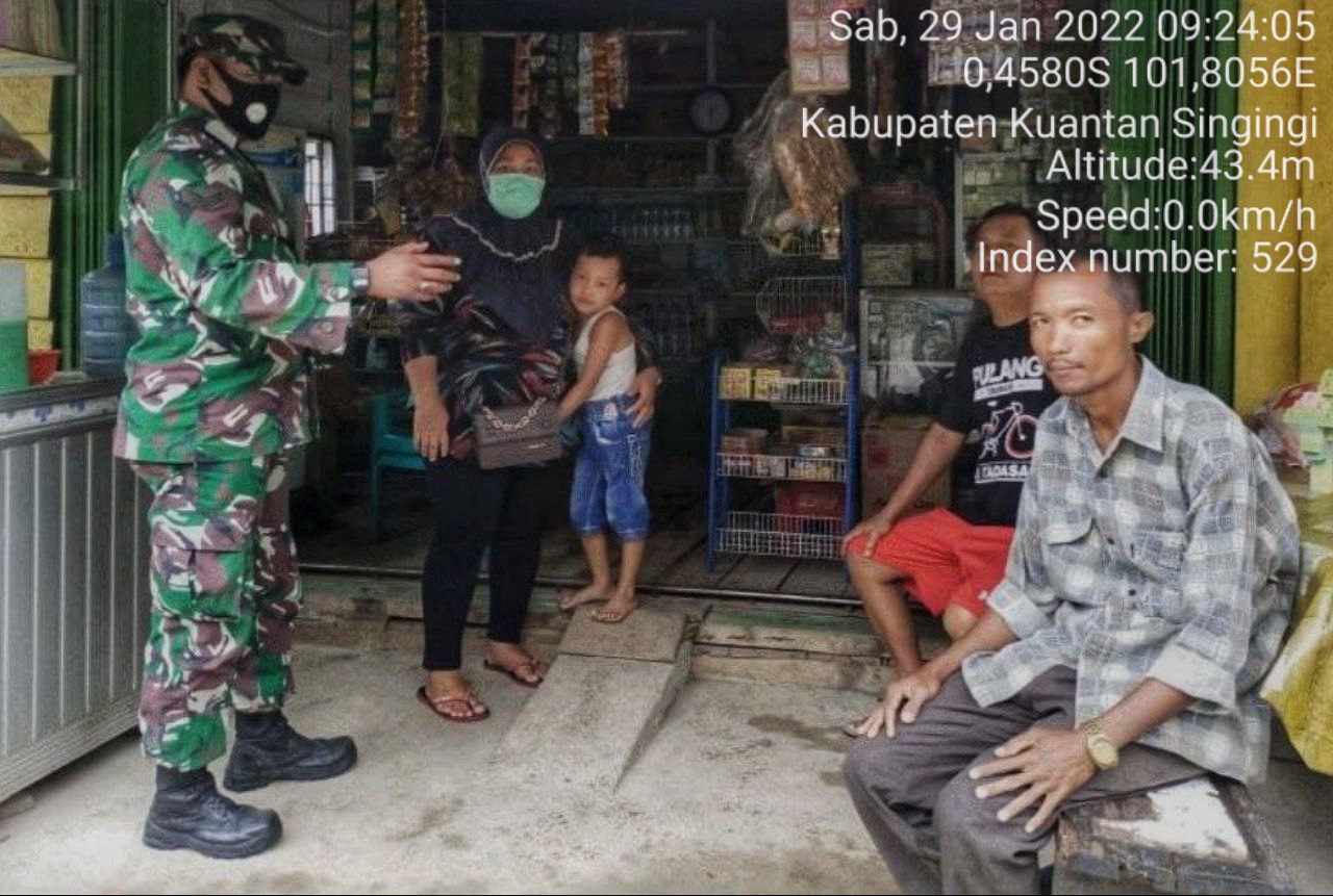 Babinsa Koramil 06 /Cerenti Kodim 0302/ Inhu Komsos Dengan Warga di Desa Bedeng Sikuran Kecamatan Inuman