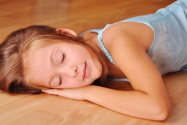 Hentikan Kebiasaan Tidur di Lantai Sekarang! Bisa Bawa Masalah Kesehatan Serius