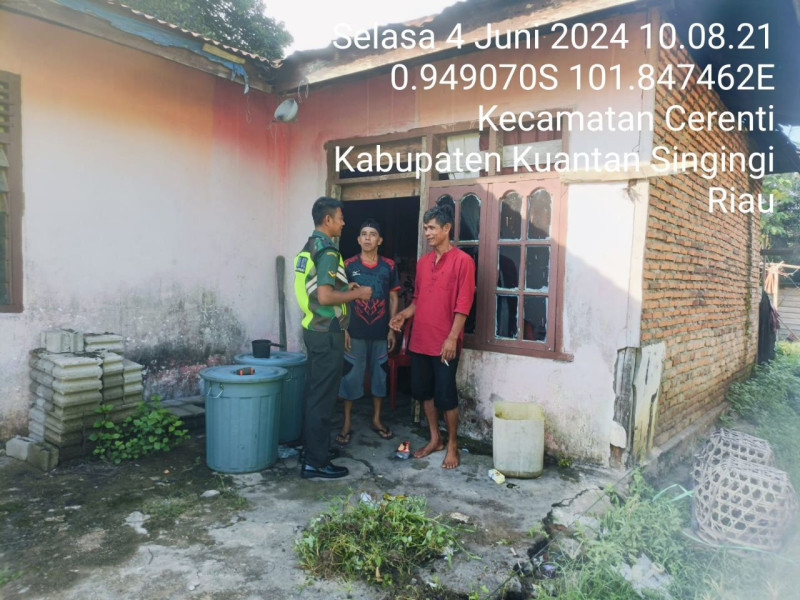 Anggota Koramil 06/Cerenti  Kodim 0302/Inhu  Babinsa Melaksanakan Komunikasi Sosial Dengan Warga Binaan Desa Kampung Baru 