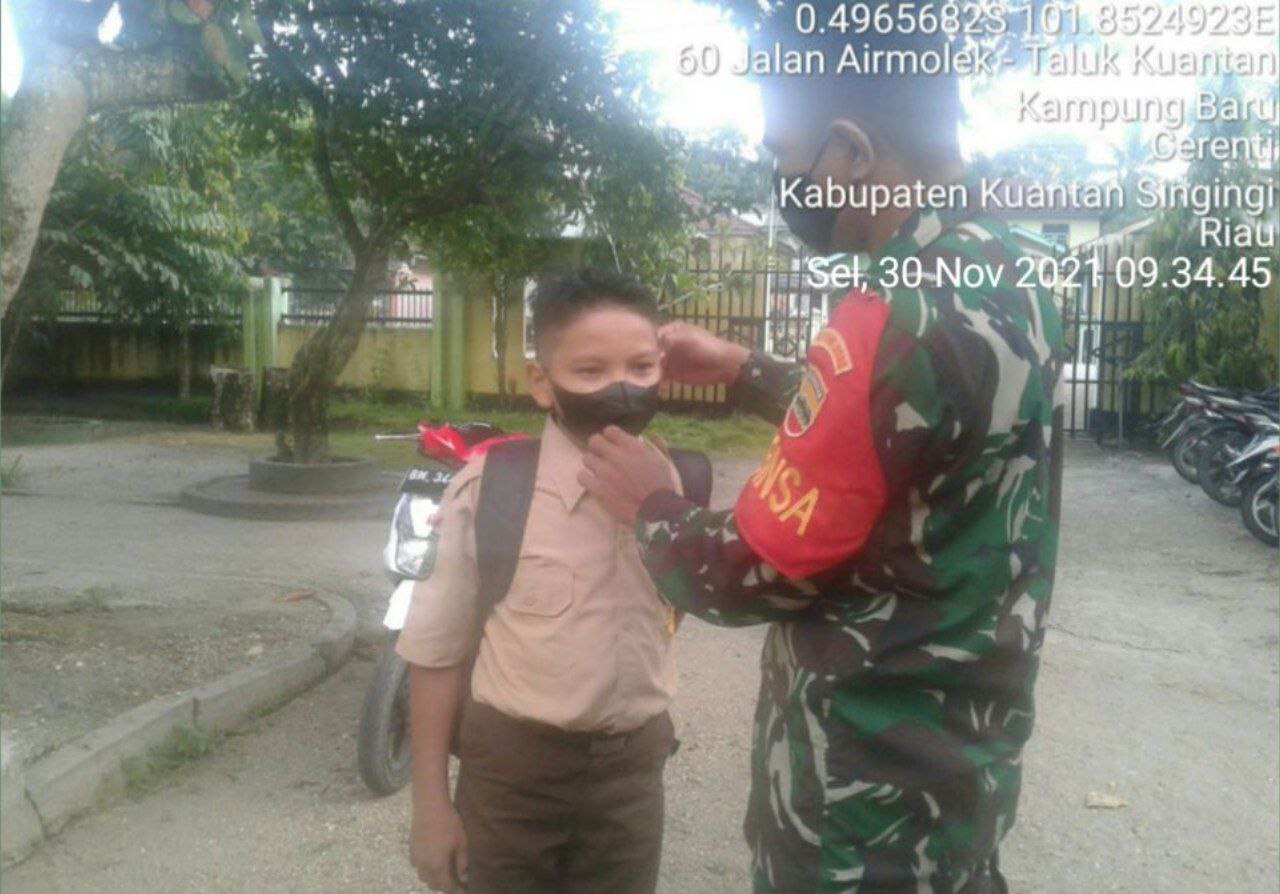 Babinsa Koramil 06/ Cerenti Kodim 0302/ Inhu Babinsa Membagikan Masker Untuk Anak Sekolah