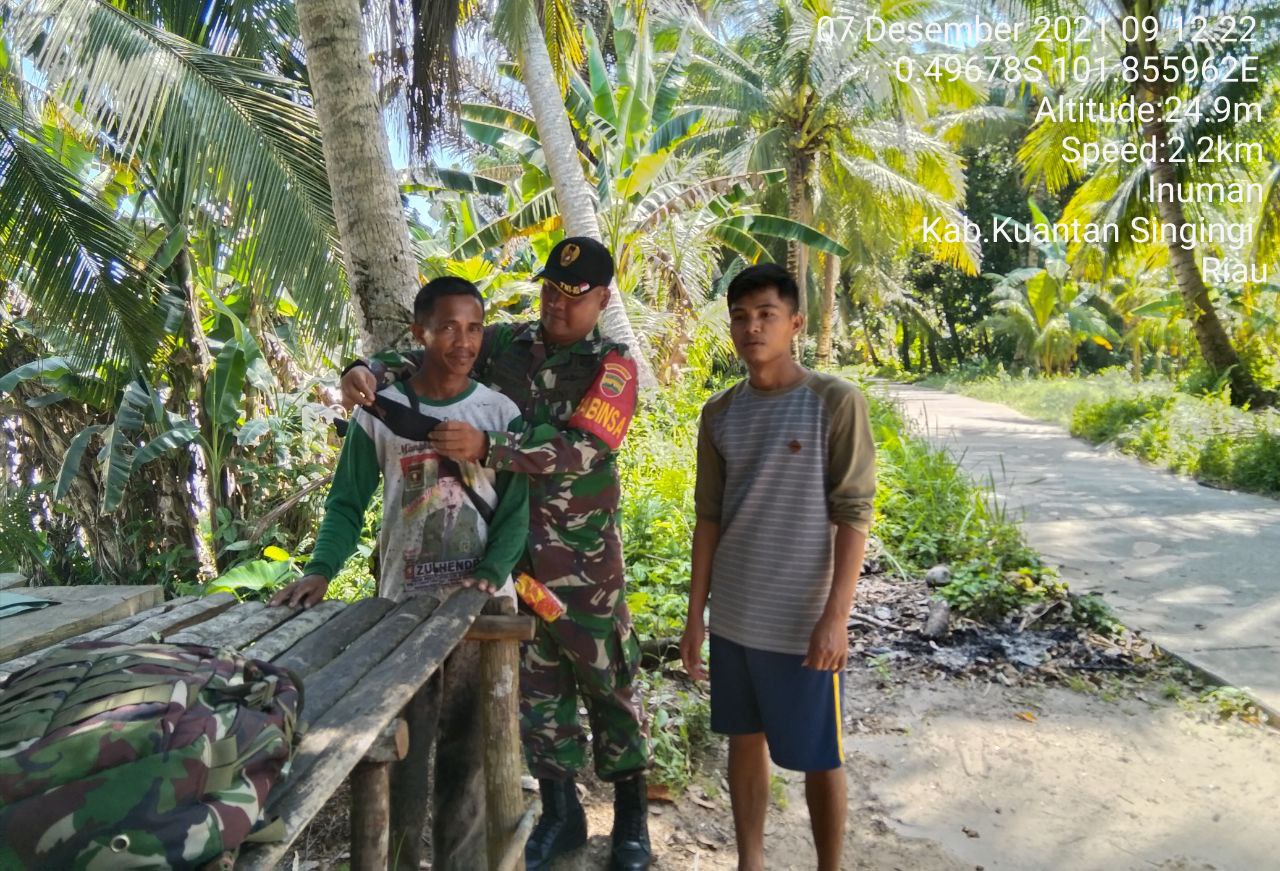 Babinsa Koramil 06/Cerenti Kodim 0302/Inhu Bagikan Masker Gratis Upaya Memperkecil Penyebaran Virus Covid-19 di Pulau Panjang Hilir