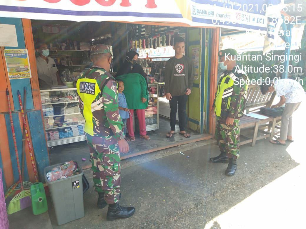 Babinsa Himbau Warga Masyarakat Untuk Patuhi Protokol Kesehatan Covid-19 di Kecamatan Cerenti Kabupaten Kuansing