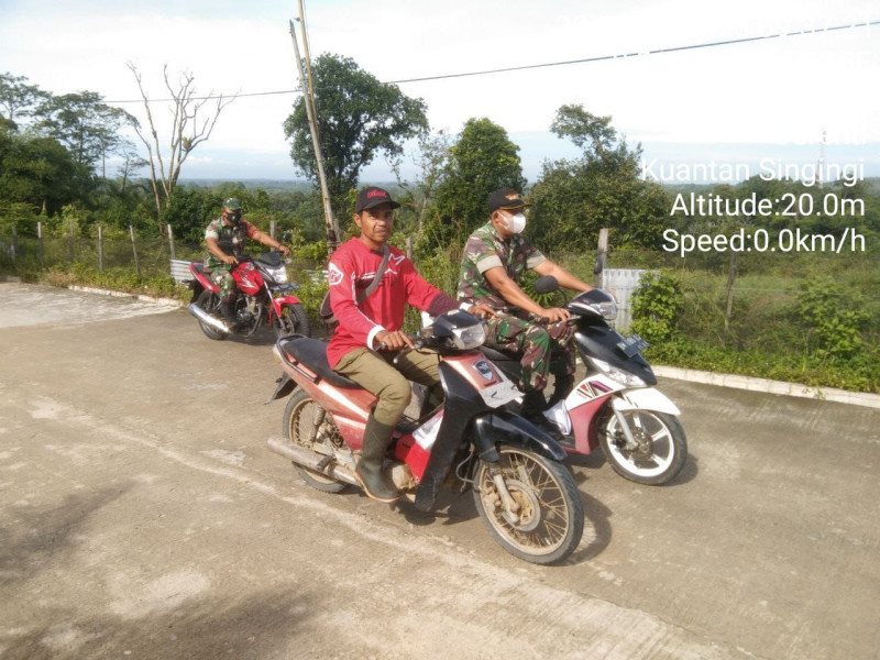 Walau Musim Penghujan Babinsa Koramil 06/Cerenti Kodim 0302/Inhu Tetap Patroli Untuk Pencegahan Karhutlah Di Desa Binaan