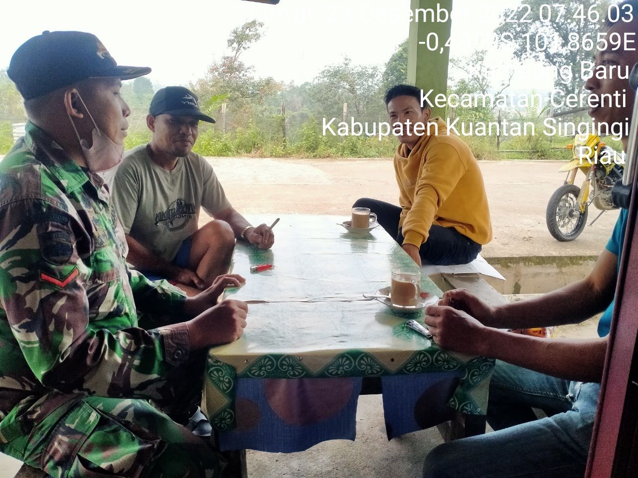 Jalin Hubungan Silahturahmi Dengan Baik Babinsa Koramil 06 /Cerenti Kodim 0302/ Inhu Komsos Dengan WARGA Desa Kampung Baru Kecamatan Cerenti