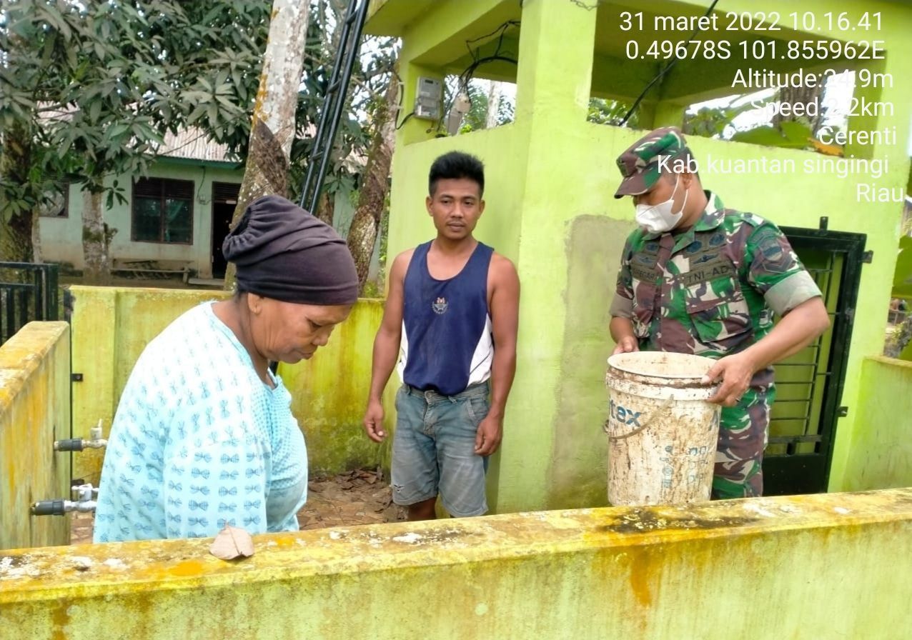 Babinsa Koramil 06/Cerenti Kodim 0302/Inhu Bantu Warga Angkat Air Bersih Untuk Warga Binaan di Desa Kampung Baru Koto