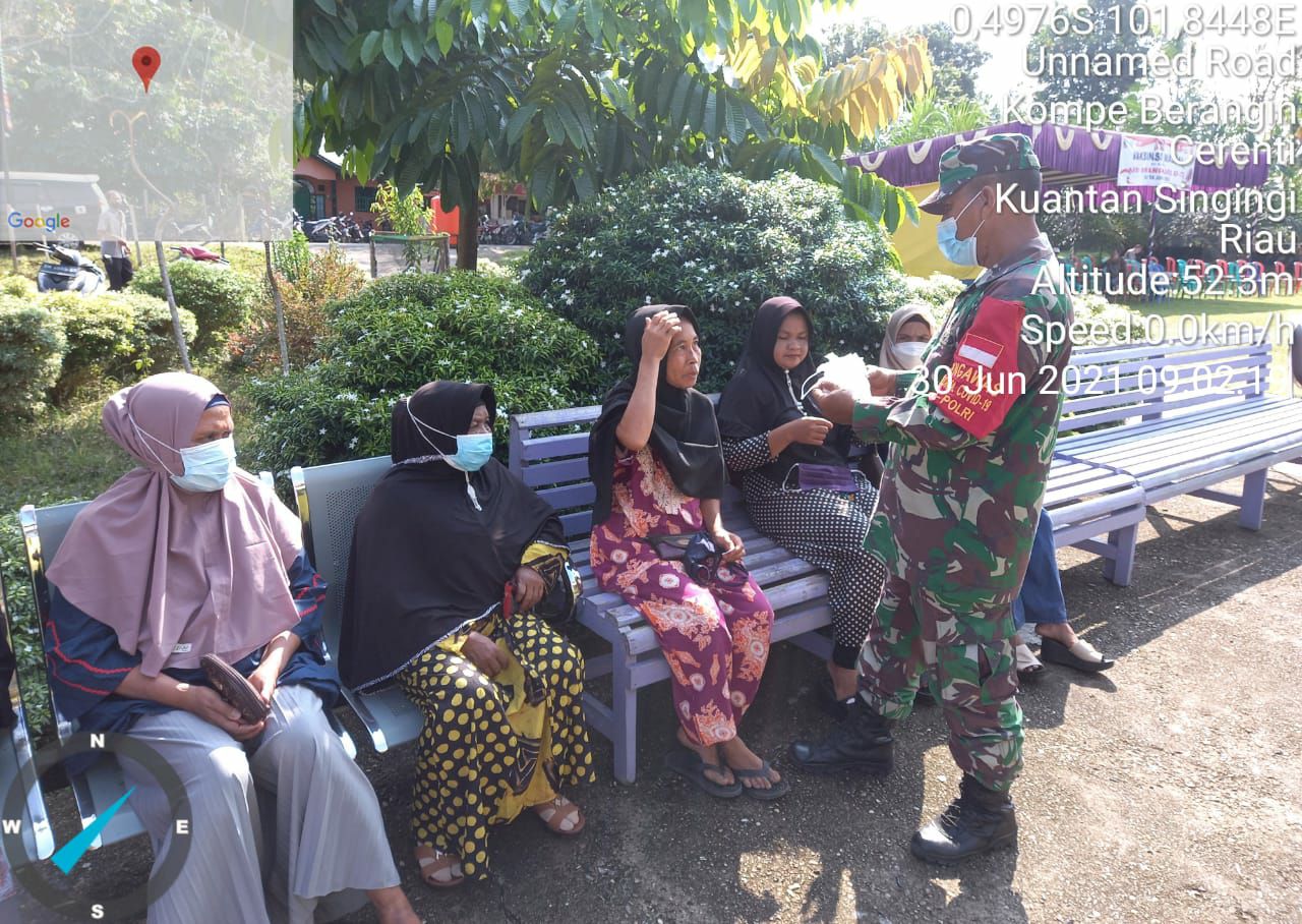 Babinsa Koramil 06/Cerenti Dim 0302/Inhu Bagikan Masker Kepada Warga