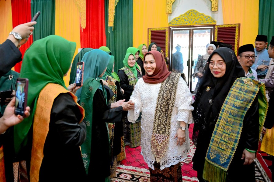 Bupati Bengkalis Hadiri Upacara Adat Tepuk Tepung Tawar Menteri Kehutanan