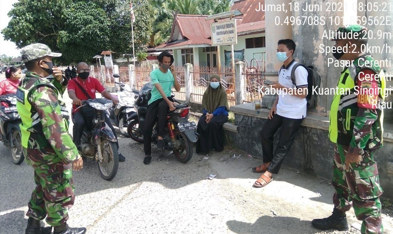 Babinsa Koramil 06/Cerenti Berikan Edukasi Pencegahan Covid-19 Di Desa Binaan di Kelurahan Pasar Cerenti