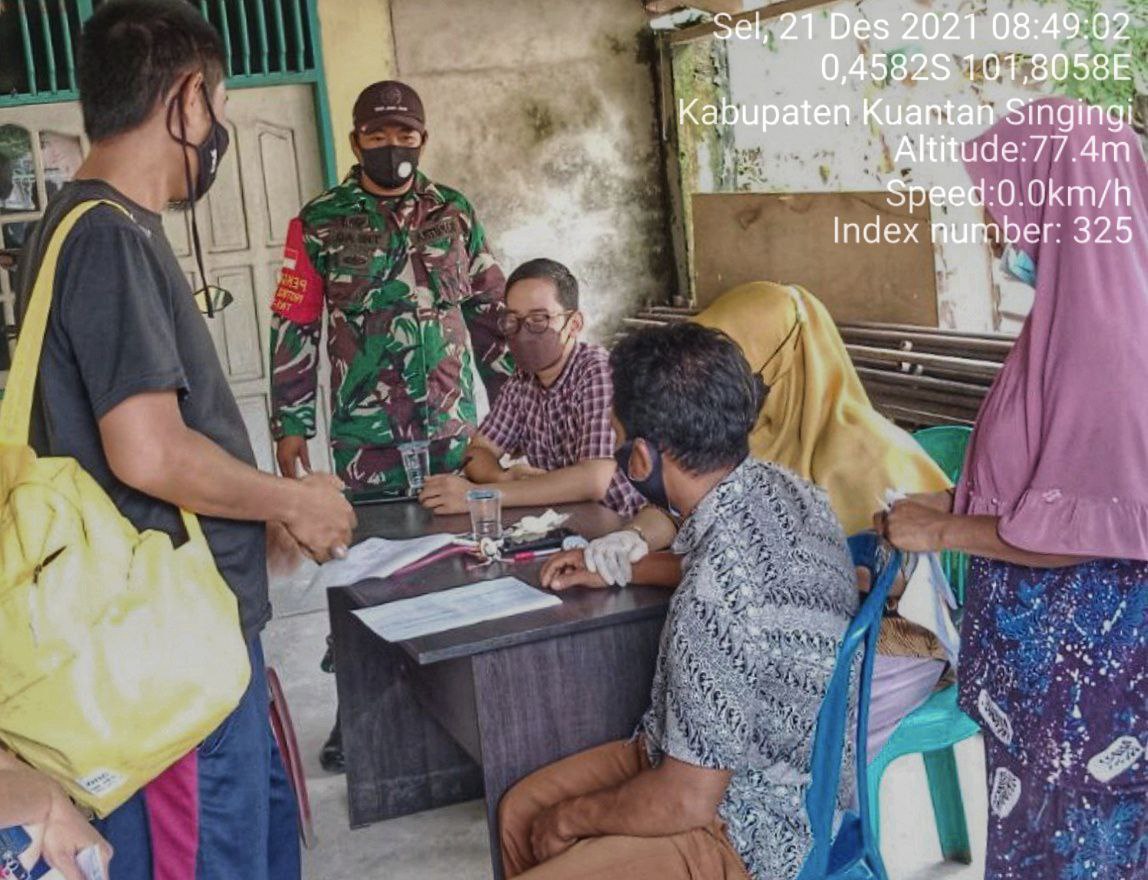 Babinsa Koramil 06/Cerenti Kodim 0302/Inhu Mendata Warga Yang Belum Vaksin di Desa Lebuh Lurus Kecamatan Inuman