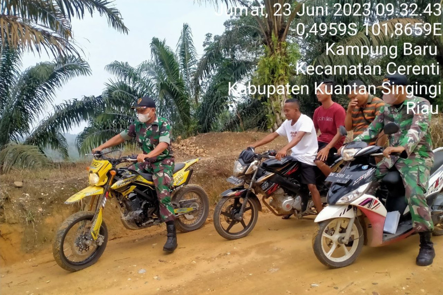 Sertu Firman dan Kopda Mohamad Soleh Babinsa Koramil 06/Cerenti Kodim 0302/Inhu dan Sosialisasi Untuk Cegah Kebakaran Hutan Dan Lahan