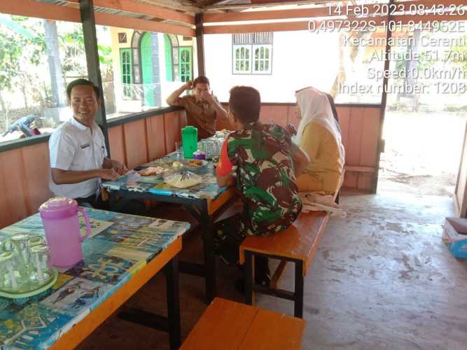 Babinsa Koramil 06/Cerenti Kodim 0302/Inhu Komsos Dengan Warga di Desa Kompe Berangin