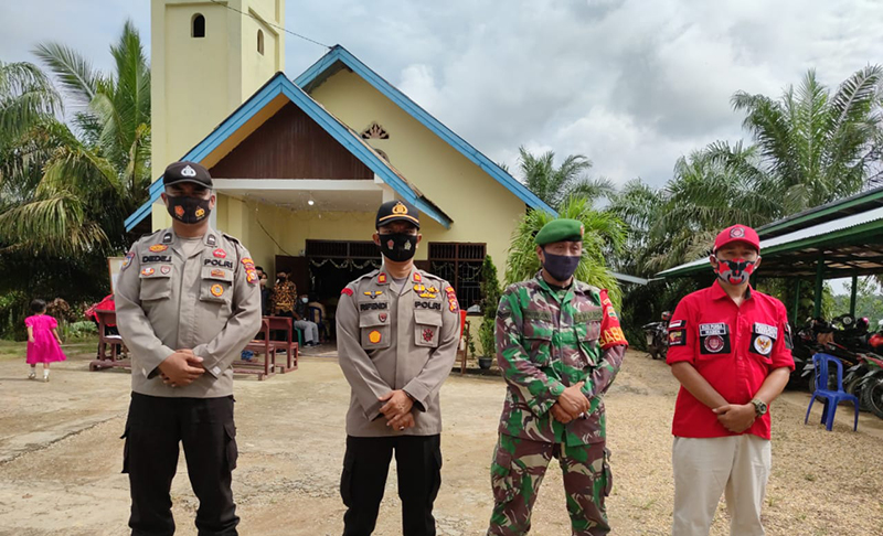 Kapolsek Ukui Bersama Anggota Laksanakan Pengamanan Ibadah Natal di Sejumlah Gereja