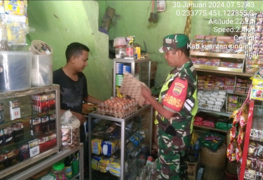 Babinsa Koramil 06/Cerenti Kodim 0302/Inhu Serda Dumen Siregar Cek Harga Di Warung Sembako Di Kecamatan Cerenti Kabupaten Kuansing