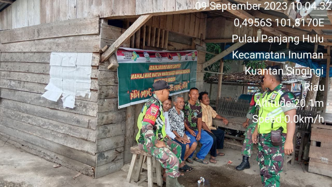 Selalu Berikan Pemahaman Kepada Warga Masyarakat Tentang Bahaya Karhutlah, Para Babinsa Koramil 06/Cerenti Kodim 0302/Inhu Rutin Patroli Kewilayah di Desa Pulau Panjang Hulu