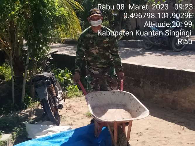 Bangun Keakraban Babinsa Koramil 06/Cerenti Dim 0302/Inhu Membantu Warga Binaan Rehap Rumah di Desa Kompe Berangin Kecamatan Cerenti