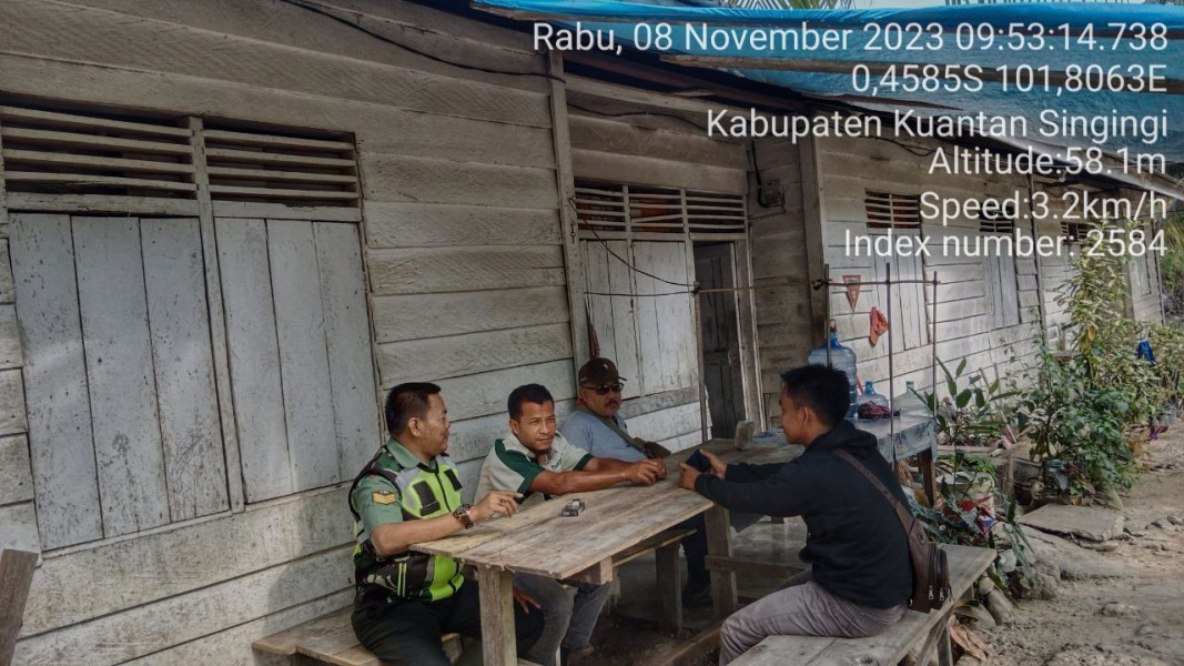 Babinsa Koramil 06/Cerenti  Kodim 0302/Inhu  Lakukan Komsos Di Desa Bedeng Sikuran Inuman Kuansing