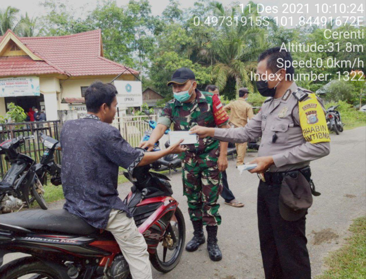 Sertu Efison Babinsa Koramil 06/Cerenti  Kodim 0302/Inhu  Bagikan Masker  Kepada Warga