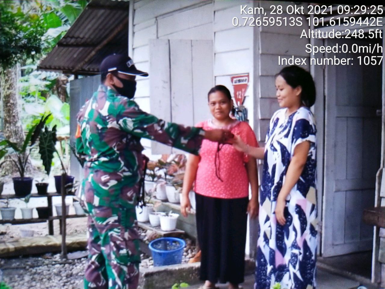 Babinsa Koramil 06/ Cerenti  Kodim 0302/ Inhu Bagikan Masker Gratis Kepada Masyarakat di Desa Lebuh Lurus Kecamatan Inuman