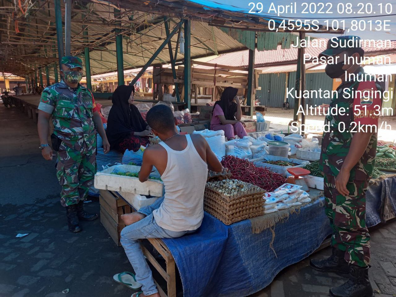 Babinsa Koramil 06/Cerenti Kodim 0302/Inhu Beri Himbauan Prokes Kepada Pedagang Dan Pembeli Di Pasar Tradisional Kecamatan Inuman