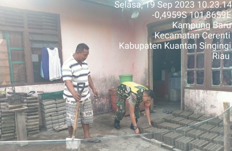 Senantiasa Pererat Silaturahmi Babinsa Koramil 06/Cerenti Kodim 0302/inhu Kopda M. Soleh Bantu Warga Desa Membuat Batako