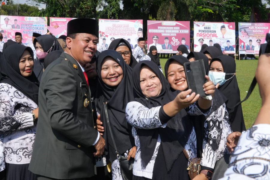 Usai Upacara Hardiknas  Suhardiman Salami Guru dan Ketua PGRI