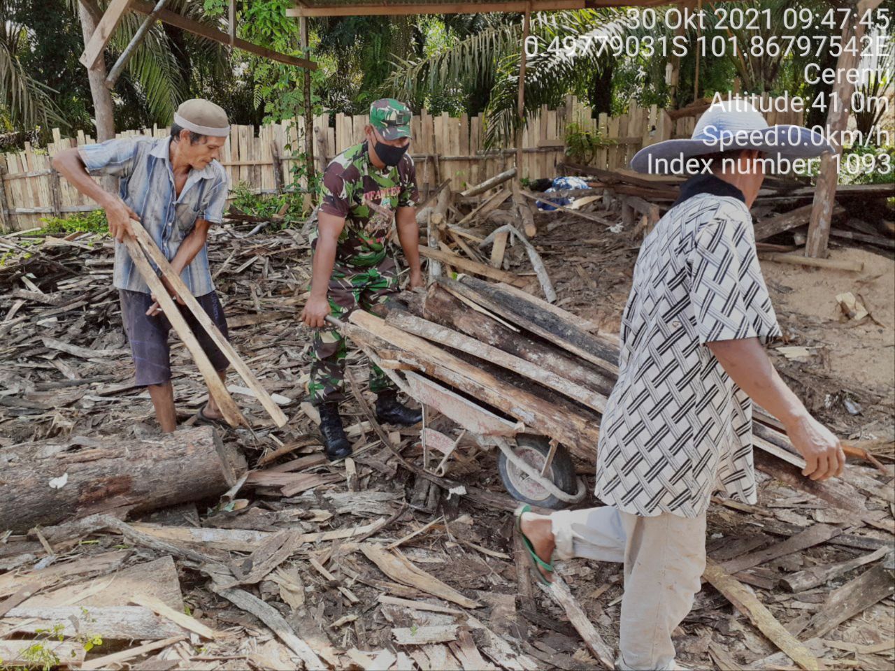 Babinsa Koramil 06/Cerenti Dim 0302 Inhu Bantu Warga Angkat Kayu di Kelurahan Pasar Cerenti