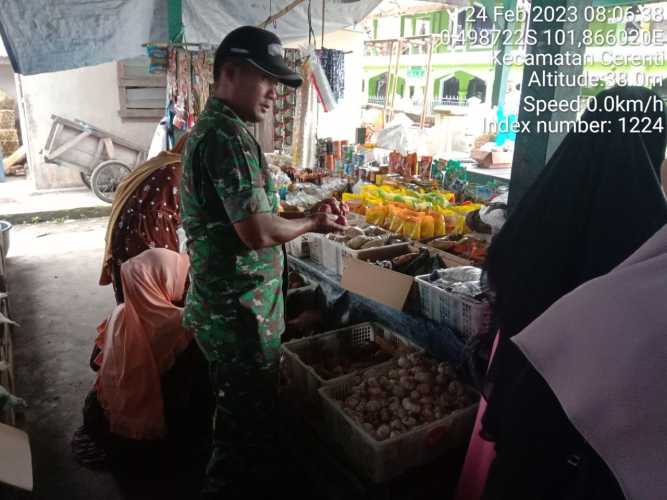 Babinsa Koramil 06/Cerenti Kodim 0302/Inhu, Kopda Junedi Cek Harga Sembako Dipasar