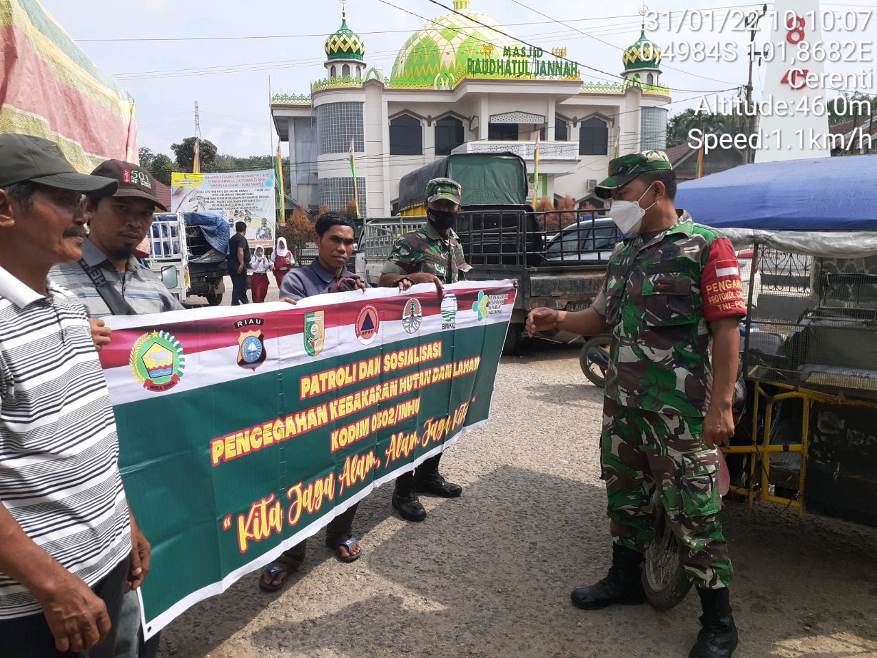 Sertu Firman Babinsa Koramil 06/Cerenti Kodim 0302/ Inhu Laksanakan Sosialisasi Untuk Cegah Kebakaran Hutan Dan Lahan di Wilayah Teritorialnya