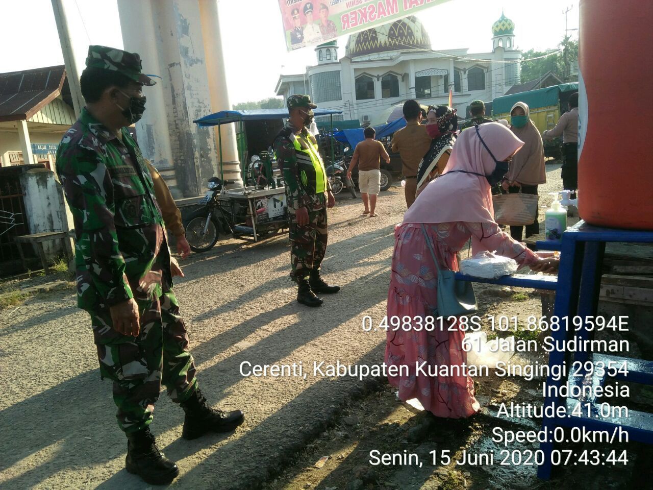 Cegah Covid-19, Personel Koramil 06/Cerenti Dim 0302/Inhu Melaksanakan Penerapan Protokol Kesehatan Di Pasar Tradisional Kecamatan Cerenti.