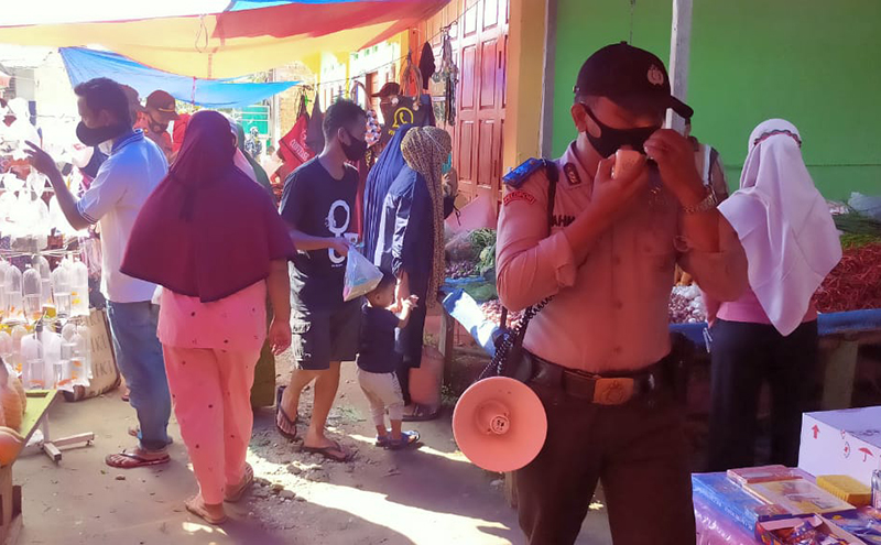 Kapolsek Bandar Sei Kijang Turun Langsung Cek Situasi Pasar dalam Penerapan Prokes