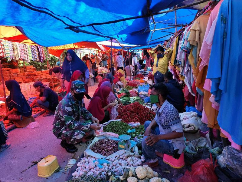 Babinsa Koramil 04/Pkl Kuras Cek Harga Sembako di Pasar Sorek Satu