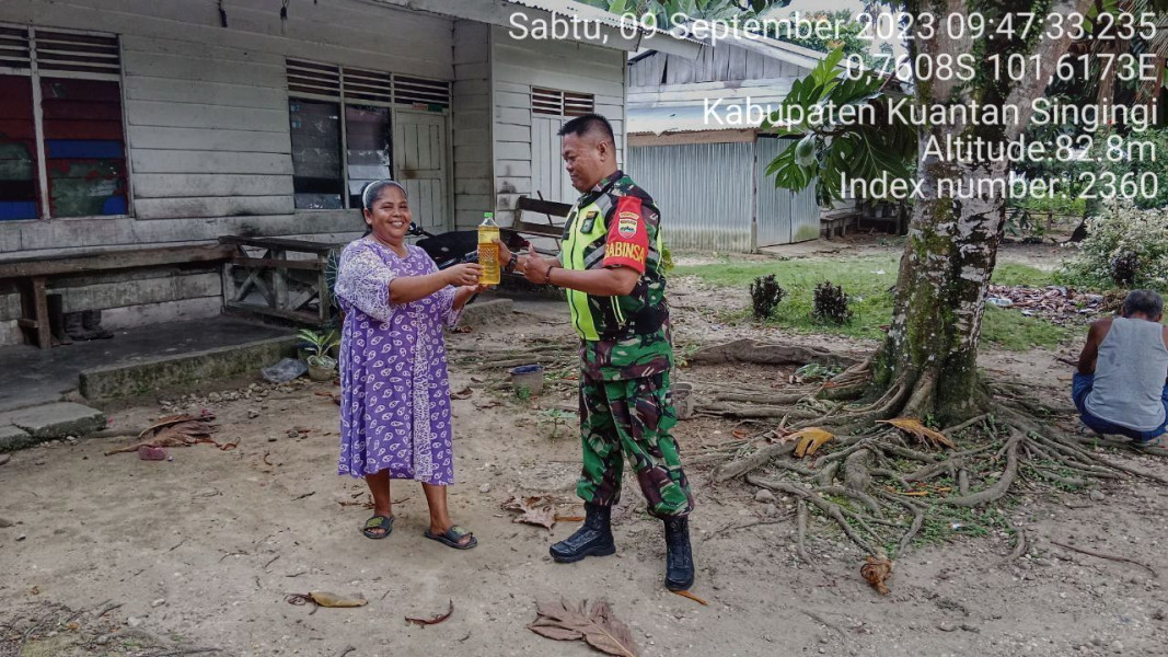 Di Desa Lebuh Lurus Kecamatan Inuman Babinsa Koramil 06/Cerenti Kodim 0302/Inhu Sertu Heriyus Saputera Memberikan Bantuan Sembako Untuk Warga Masyarakat