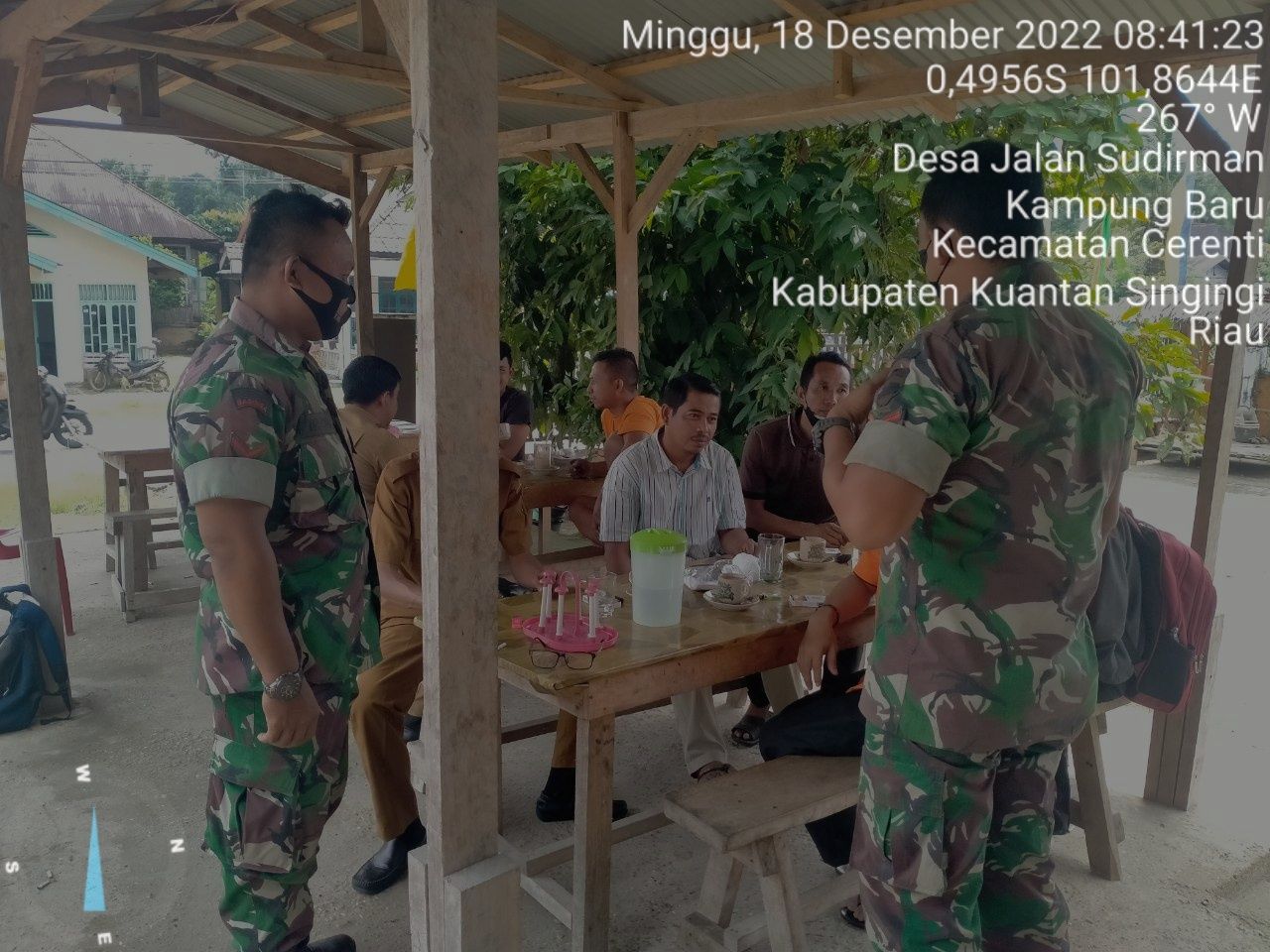 Di Warung Soto Babinsa Koramil 06/Cerenti Dim 0302/Inhu  Berikan Sosialisasi Serta Himbauan Kepada Warga Agar Patuhi Prokes Covid-19