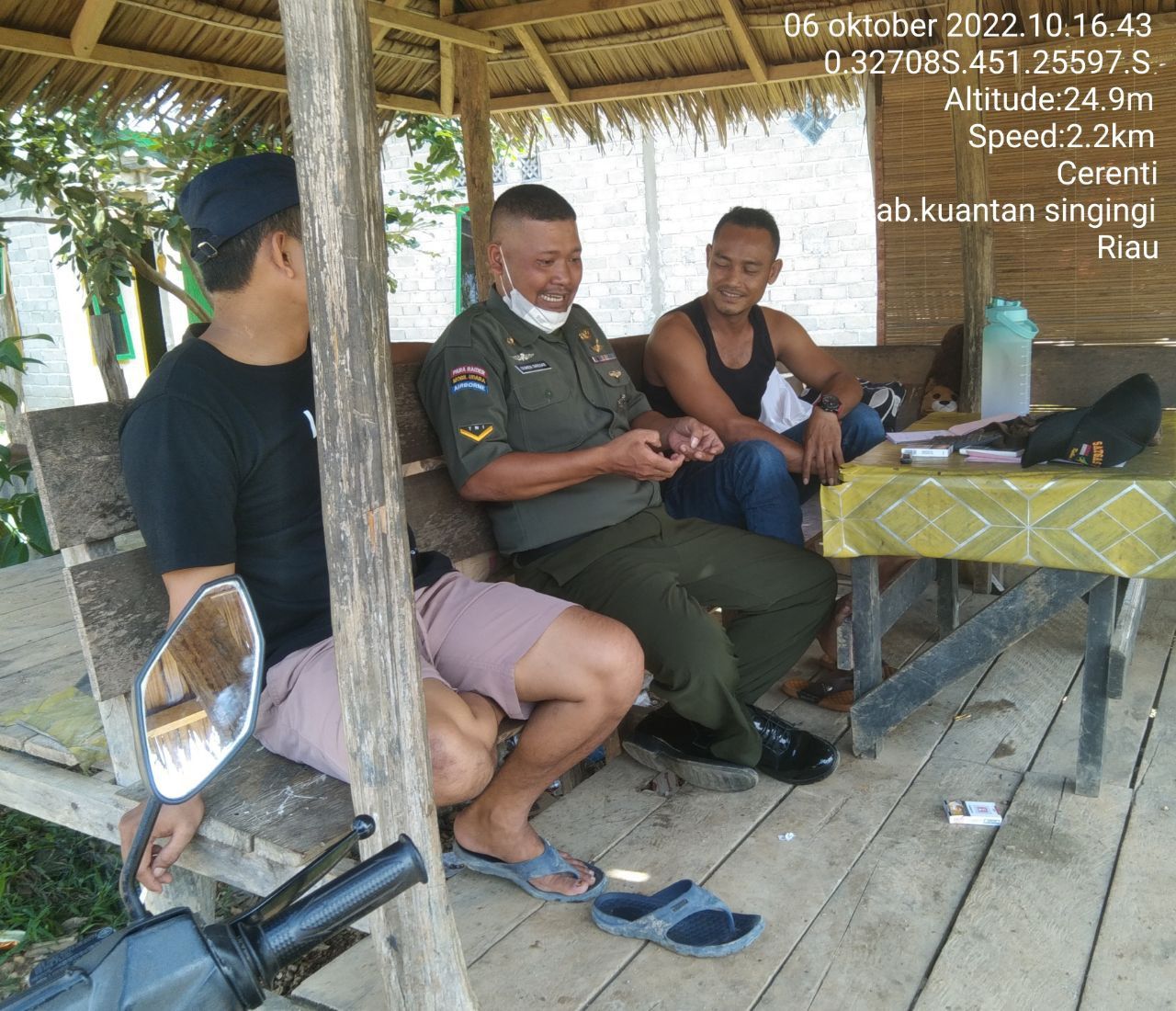 Di Desa Sikakak Babinsa Koramil 06/Cerenti Kodim 0302/Inhu,Serda Dumen Siregar Tingkatkan Kekompakan Komsos Dengan Warga Binaannya