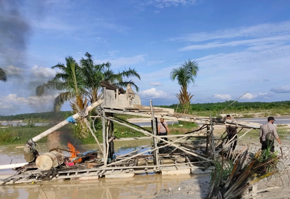 Aparat Polsek Kuantan Hilir Tertibkan PETI Dompeng Emas Di Sekitar Perbatasan Area HGU PT. Duta Palma Nusantara