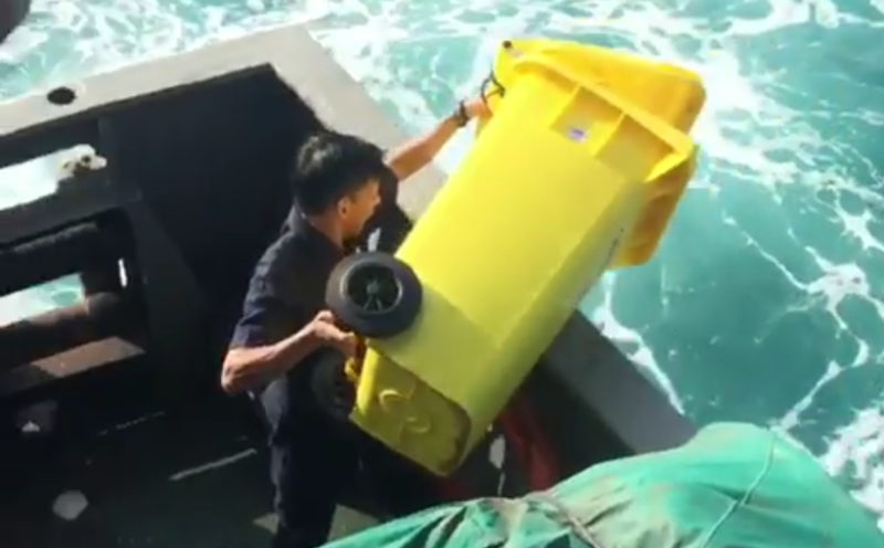 Kalem Tanpa Rasa Berdosa, Lihat Video Aksi Petugas Kapal Buang Sampah ke Laut Ini