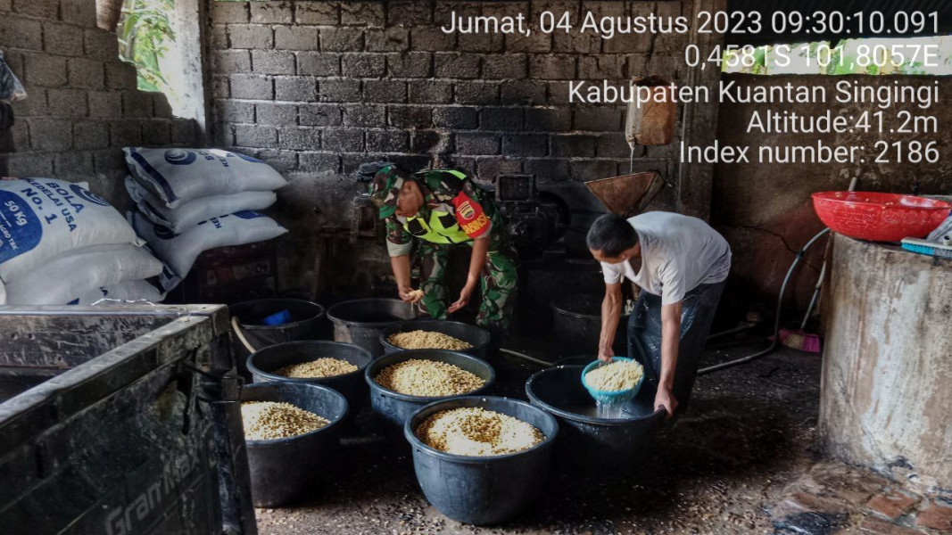 Sertu Heriyus Saputera Babinsa Koramil 06/Cerenti Kodim 0302/Inhu Membantu Warga Membuat Tahu