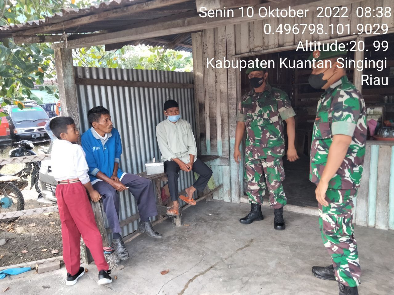 Babinsa Koramil 06/Cerenti Kodim 0302/Inhu  Berikan Sosialisasi Serta Himbauan Kepada Warga Agar Patuhi Prokes Covid-19 di Pasar Cerenti