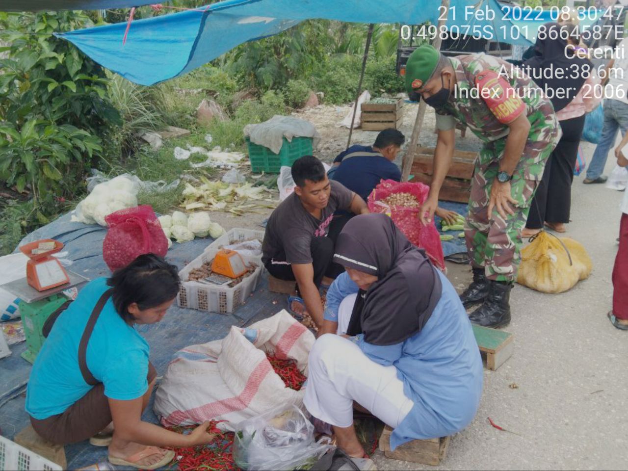 Babinsa Koramil 06/Cerenti Kodim 0302/Inhu Cek Harga Sembako Di Pasar Tradisional