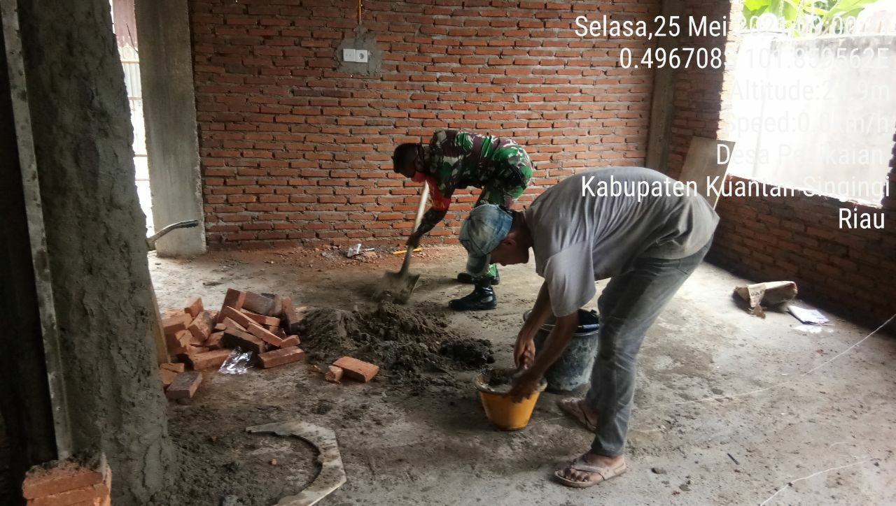 Babinsa Koramil 06/Cerenti Partisipasi Bantu Rehab Mesjid At- Taqwa