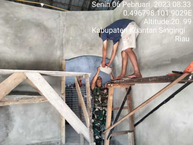 Bangun Keakraban Babinsa Koramil 06/Cerenti Kodim 0302/Inhu Membantu Warga Binaan Rehap Rumah