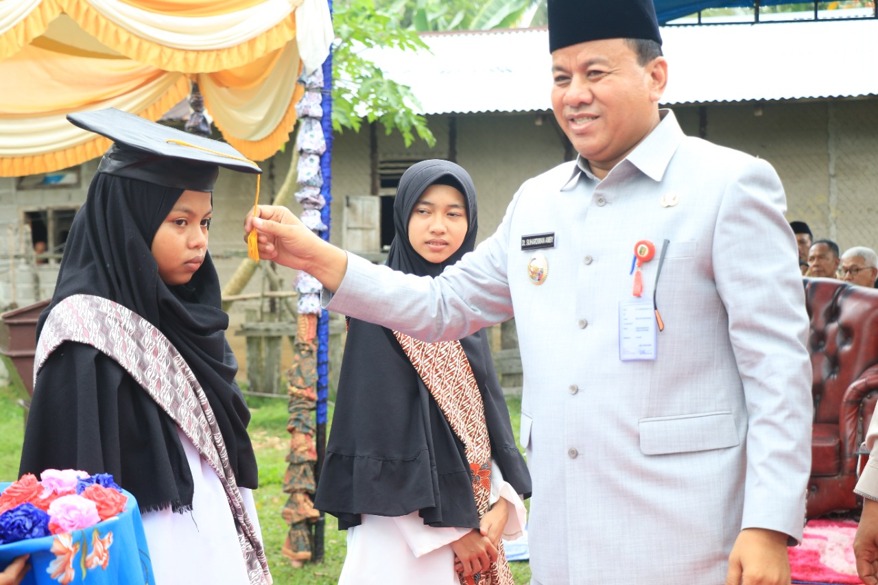Pemerintah Berkomitmen Bangun Rumah Takfiz di Sampaikan Oleh PLT Bupati Kuansing Suhardiman Amby Saat Hadiri Wisuda 60 Hafiz-Hafizah
