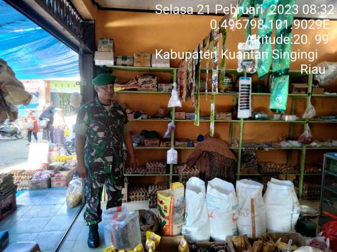 Di Pulau Panjang Hilir Babinsa Koramil 06/Cerenti Kodim 0302/Inhu Pantau Perkembangan Harga Kebutuhan Pokok Di Wilayah Kecamatan Inuman 