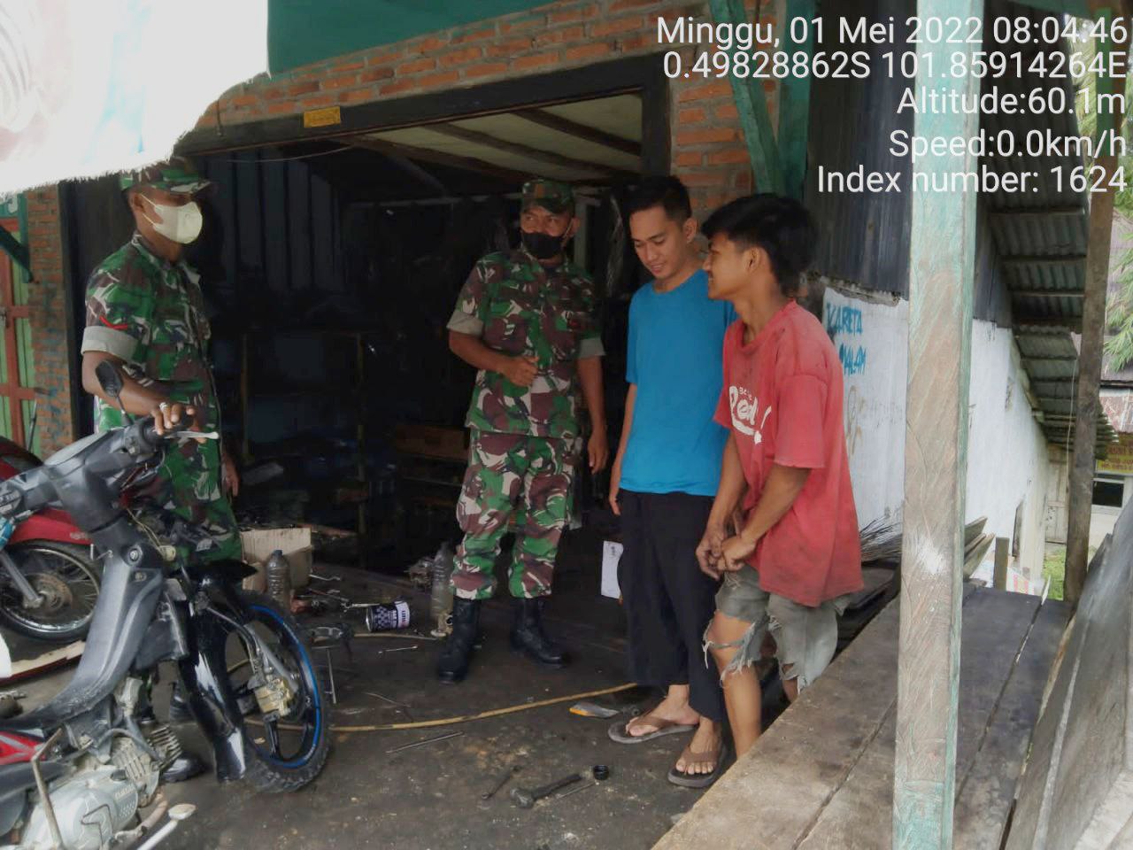 Babinsa Koramil 06/Cerenti Kodim 0302/Inhu Berikan Sosialisasi Serta Himbauan Kepada Warga Agar Patuhi Prokes Covid-19 di Bengkel Manto Desa Seberang Pulau Busuk