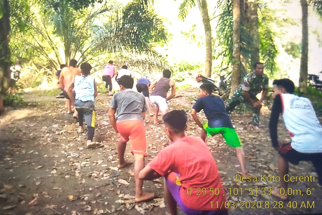 Untuk Mendekatkan Diri Kepada Warga, Babinsa Koramil 06/Cerenti Dim 0302/Inhu Koptu Juanda Melatih Anggota Jalur Atau Atlet Pacu Desa Binaan.