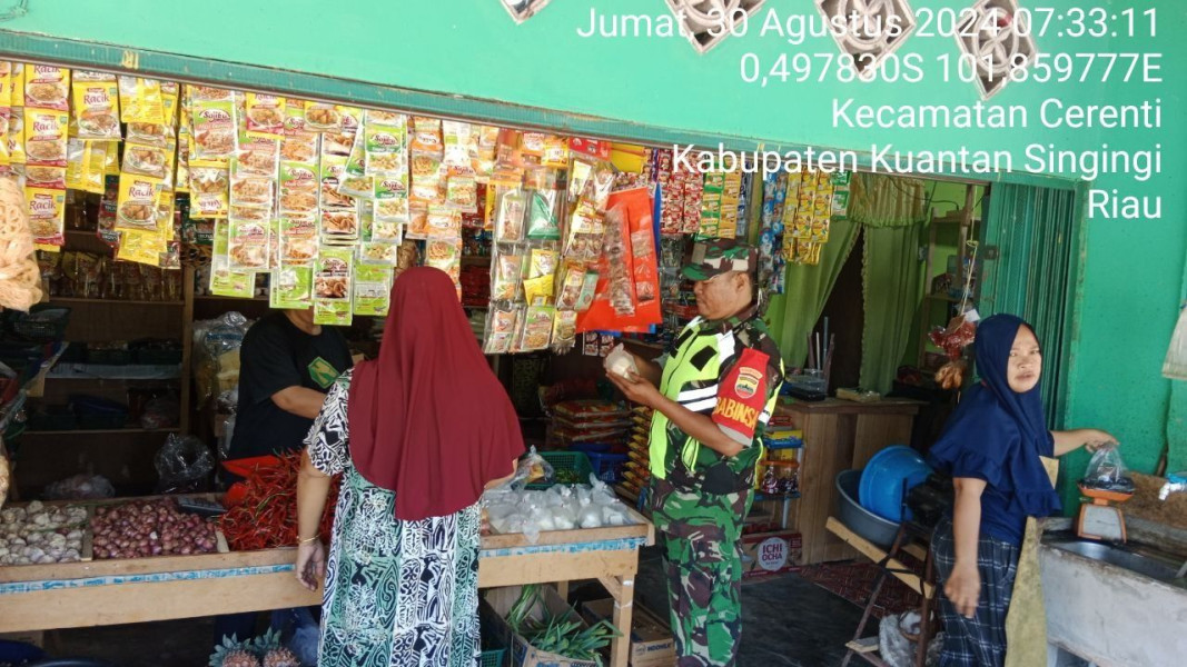 Babinsa Koramil 06/Cerenti Kodim 0302/Inhu Di Kelurahan Koto Peraku Kecamatan Cerenti Pastikan Harga Sembako Stabil 