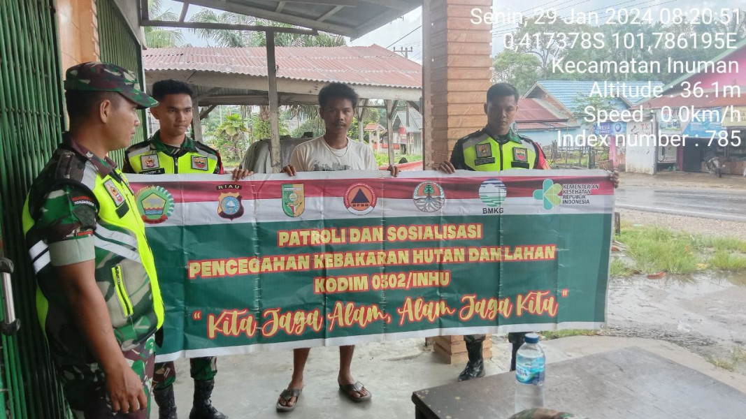 Pratu Teguh Mulya Dan Para Babinsa Koramil 06/Cerenti Kodim 0302/Inhu Laksanakan Patroli Dan  Sosialisasi Untuk Cegah Kebakaran Hutan Dan Lahan